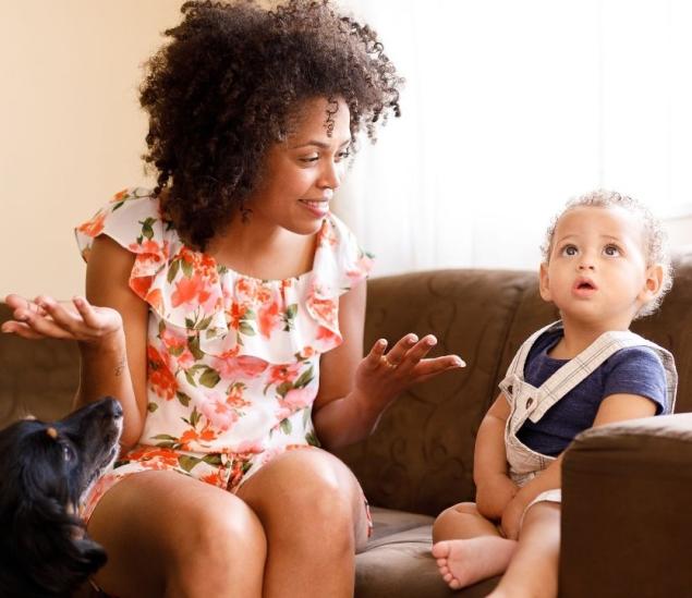mamá hablando con su hijo