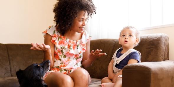 mamá hablando con su hijo