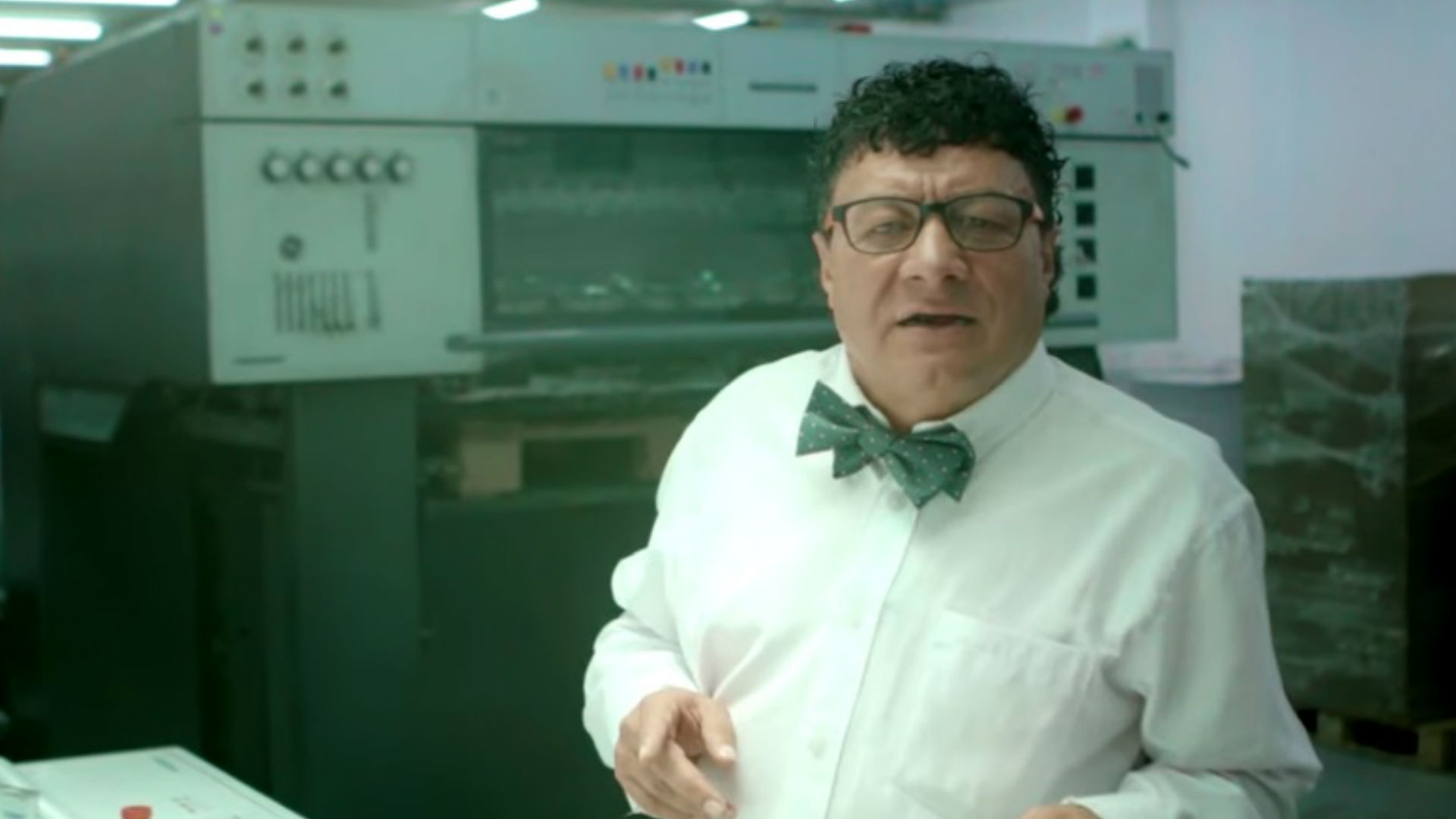 Imagen de Don Devoto, un hombre con camisa blanca y cobatín negro