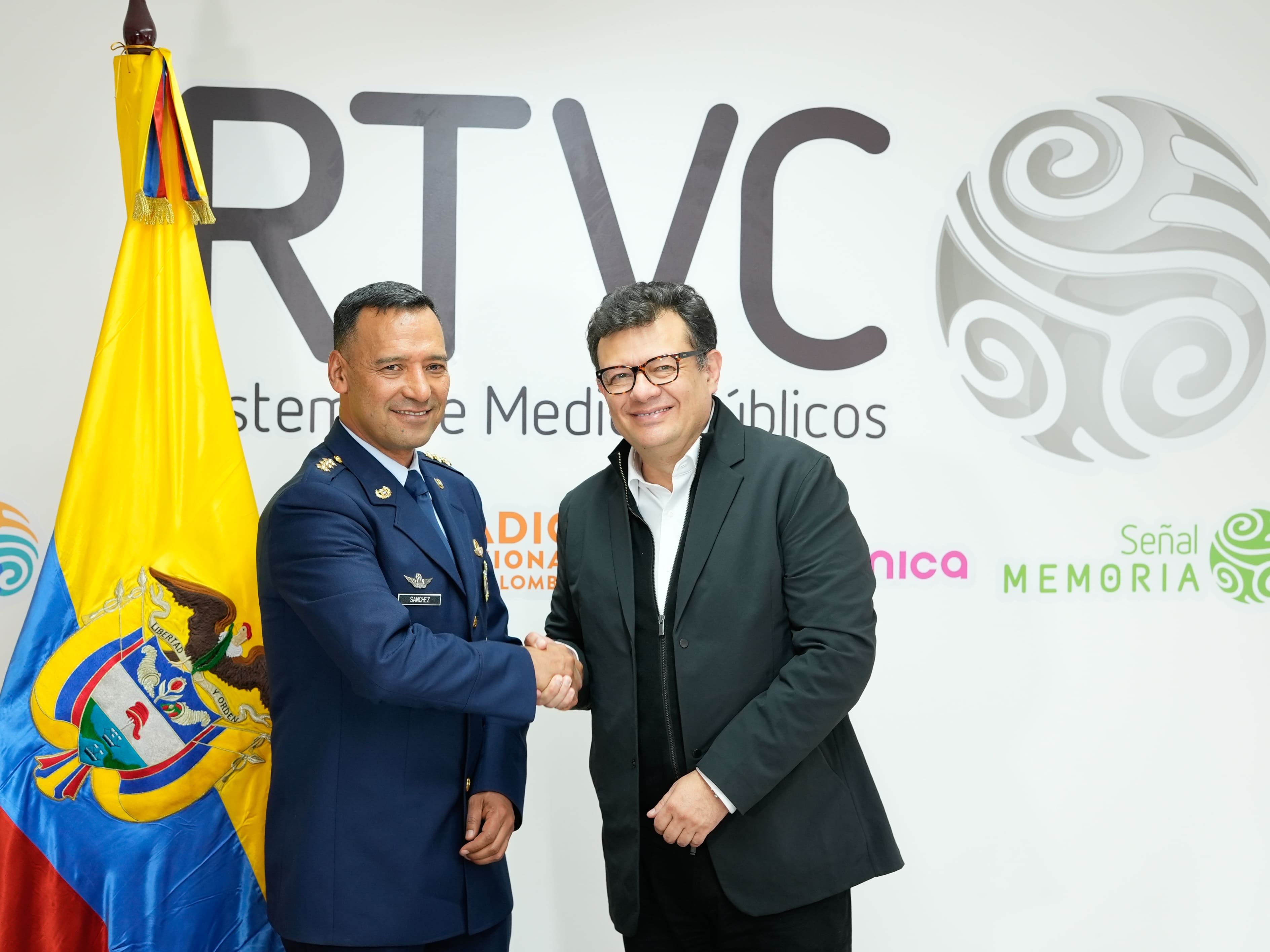 Mindefensa en RTVC junto al Gerente Hollman Morris