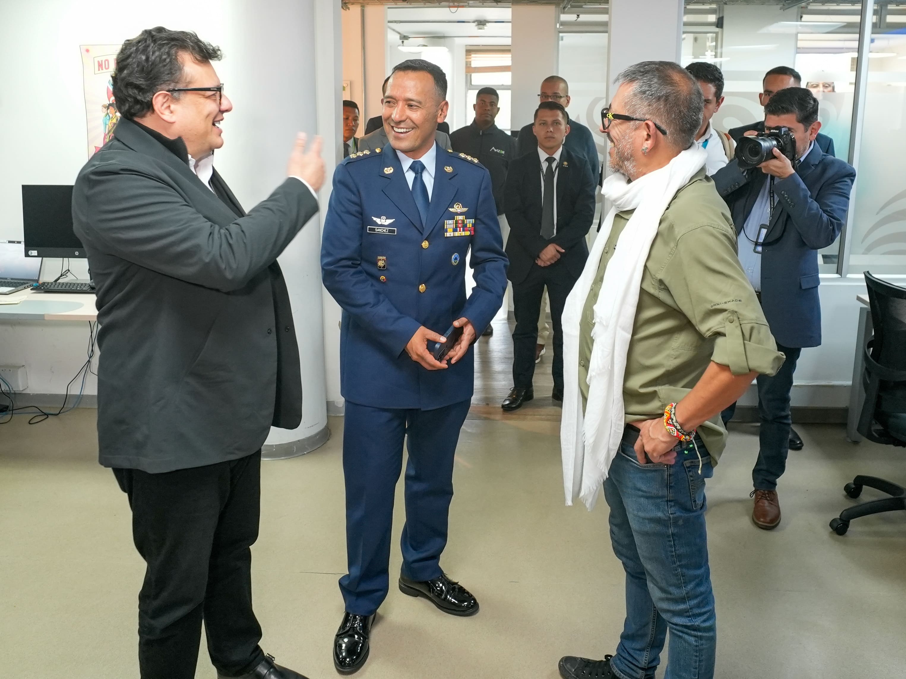 Mindefensa en RTVC junto al Gerente y el director de RTVC Noticias