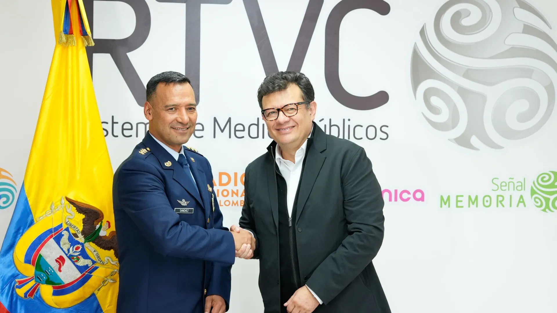 Mindefensa en RTVC junto al Gerente Hollman Morris