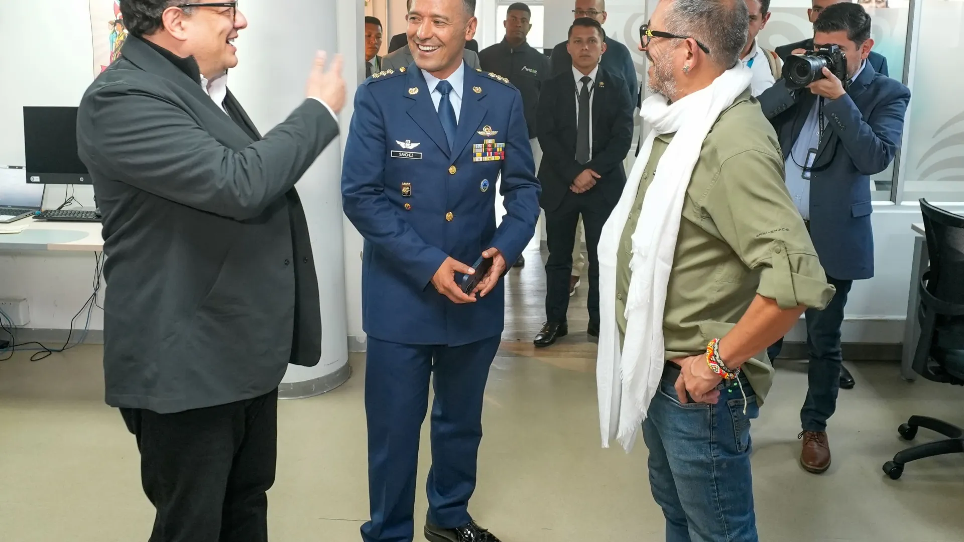 Mindefensa en RTVC junto al Gerente y el director de RTVC Noticias