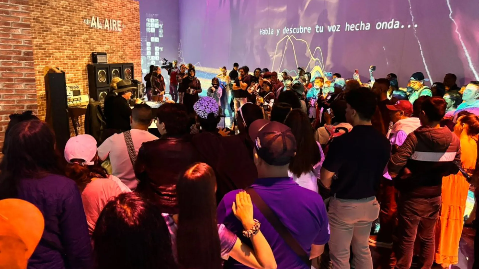 ¿Sin planes para fin de año? Llega a Bogotá ECOS, un espectáculo tecnológico sobre la historia de la radio y su evolución a la televisión