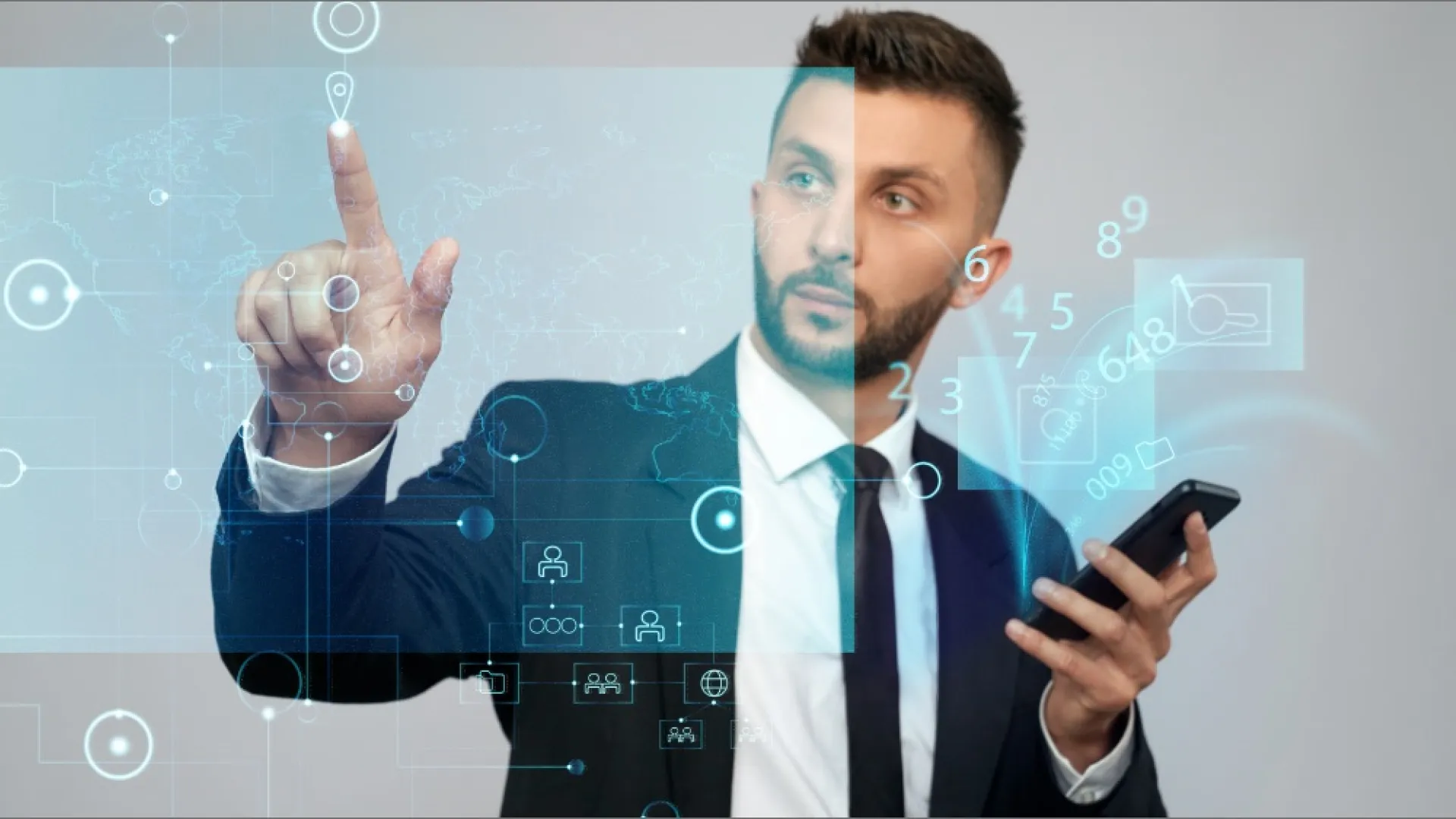 Empresario haciendo clic en la pantalla virtual