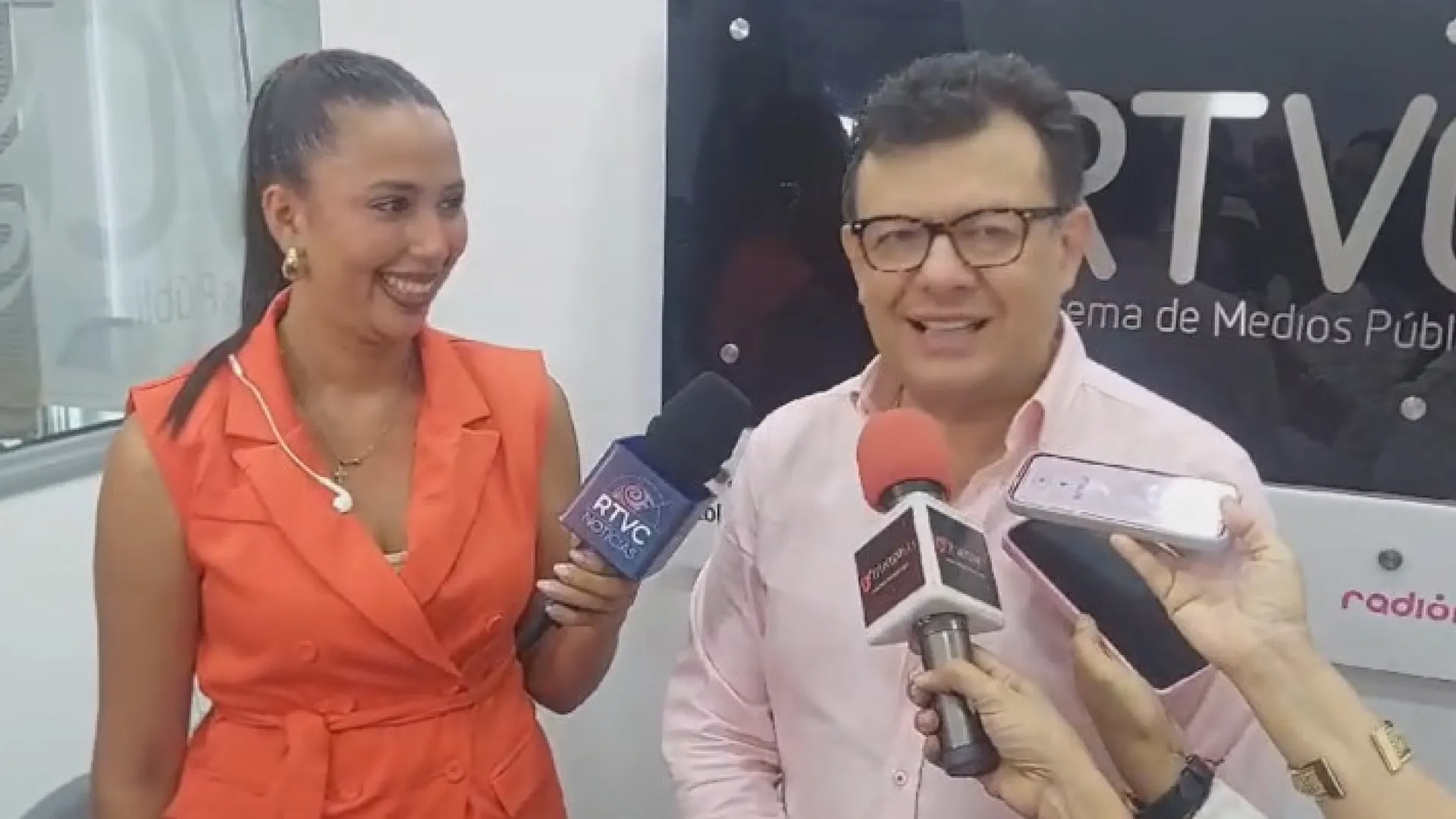 Hollman Morris, gerente de RTVC, inaugura nuevos estudios en Barranquilla con los derechos de transmisión del partido de la Selección Colombia