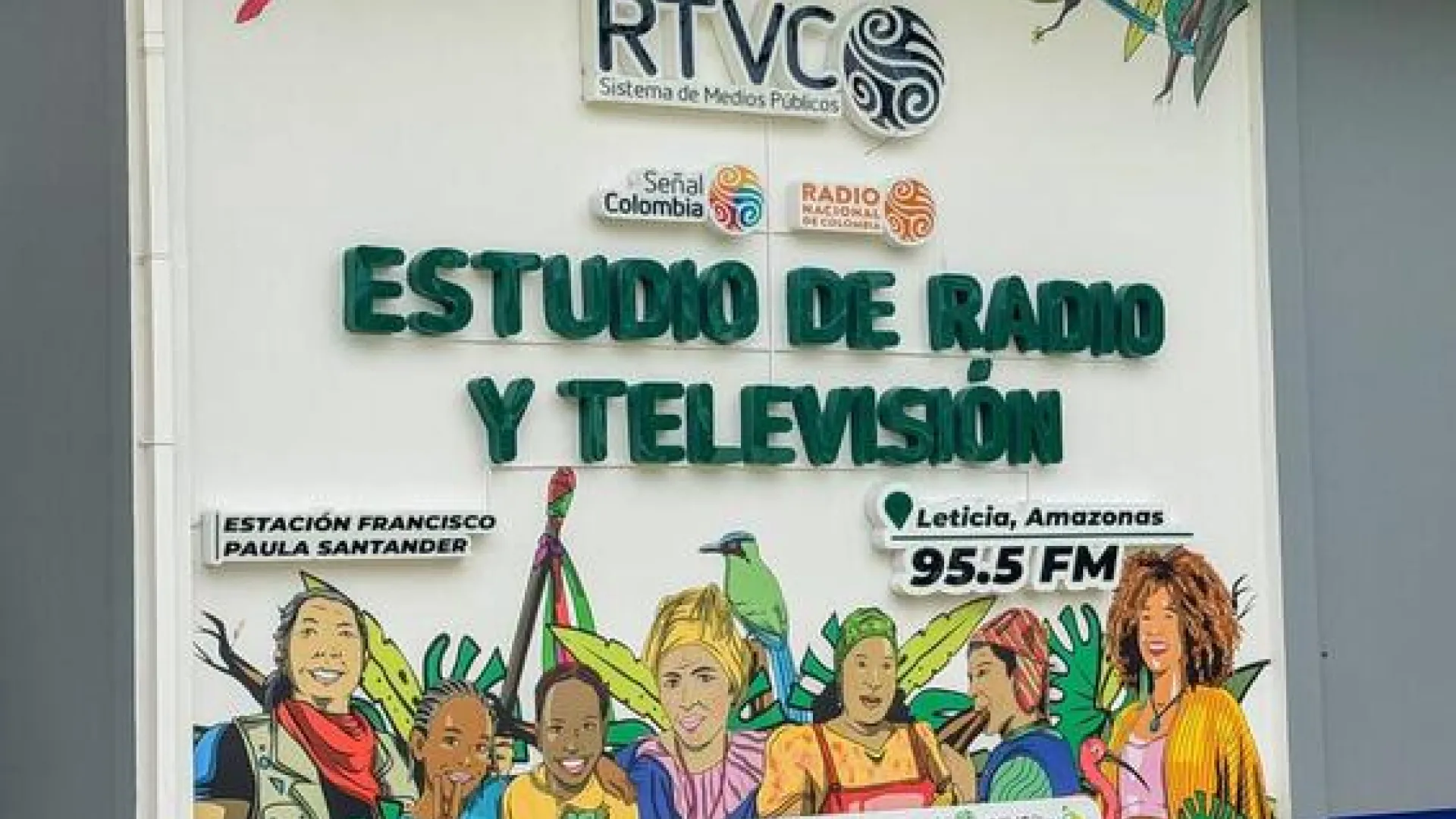 Leticia se conecta con el país y el mundo a través de los medios públicos