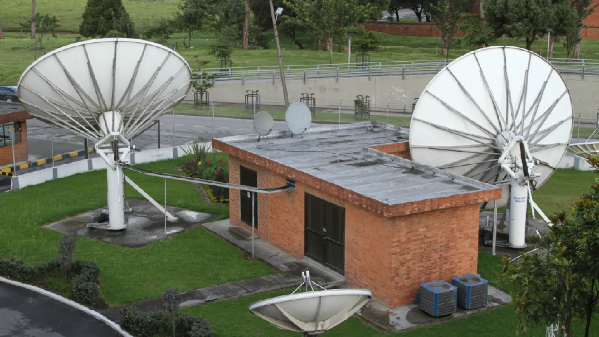 Emisión y transporte satelital