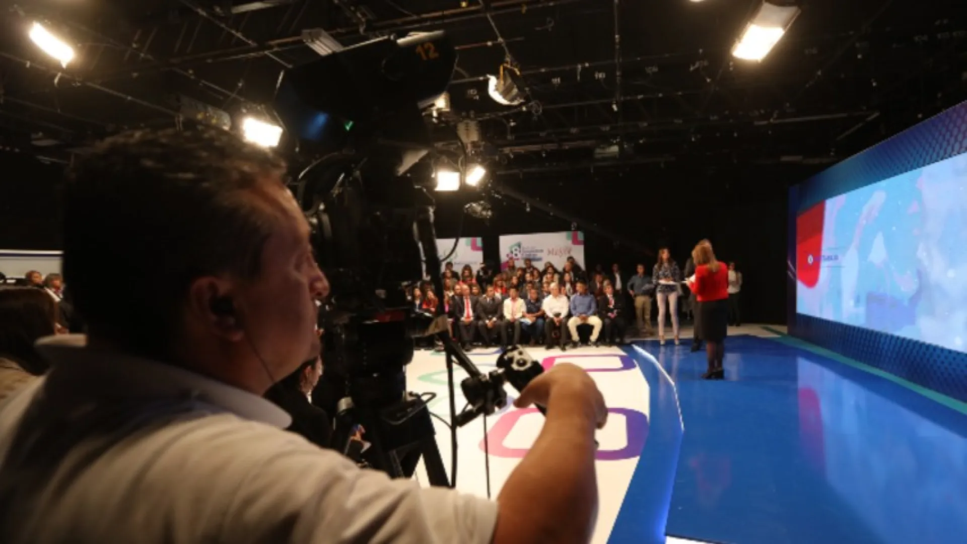 ¿Quieres chatear con el Canal Institucional?