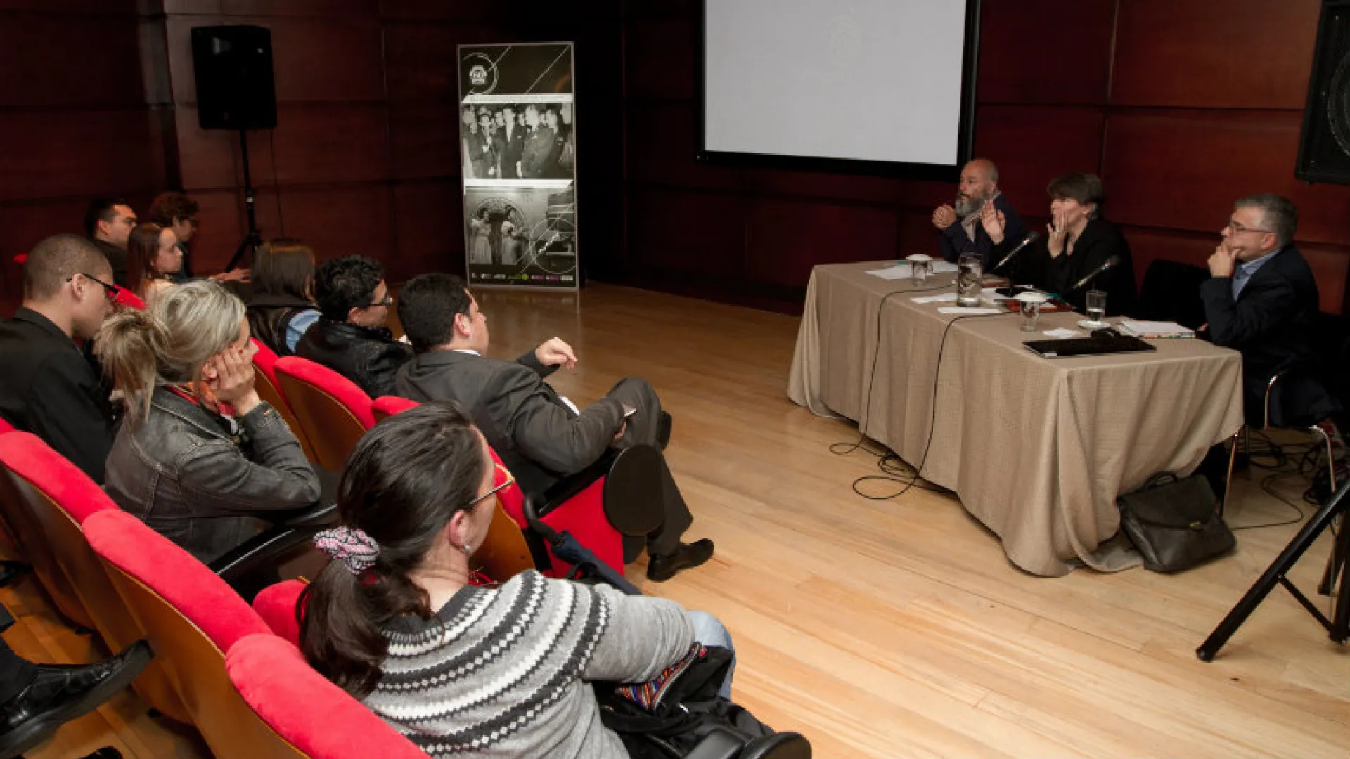 La televisión pública debe ser una gran plataforma de contenidos, sugieren expertos