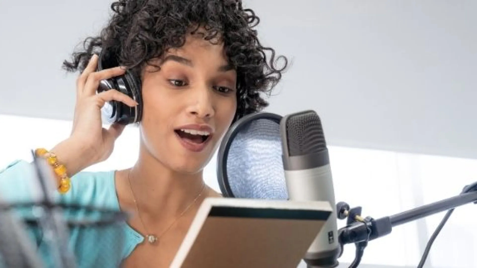 Cómo ganar dinero haciendo un podcast Al Oido