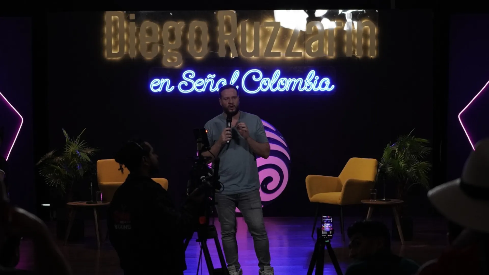 Diego Ruzzarin "Los medios privados producen una opinión que deja fuera muchas voces"