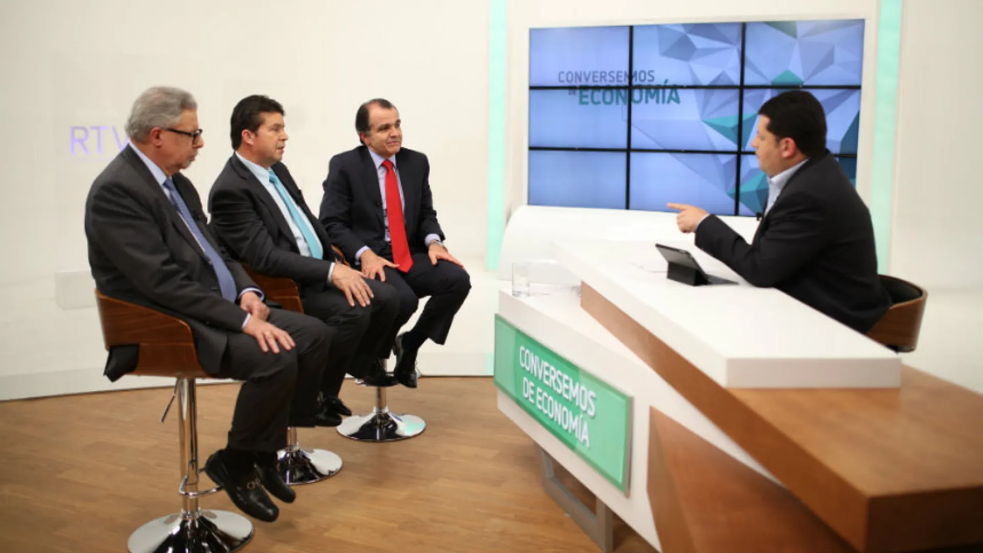 “Conversemos de Economía” analiza cuánto y por qué debe subir el salario mínimo