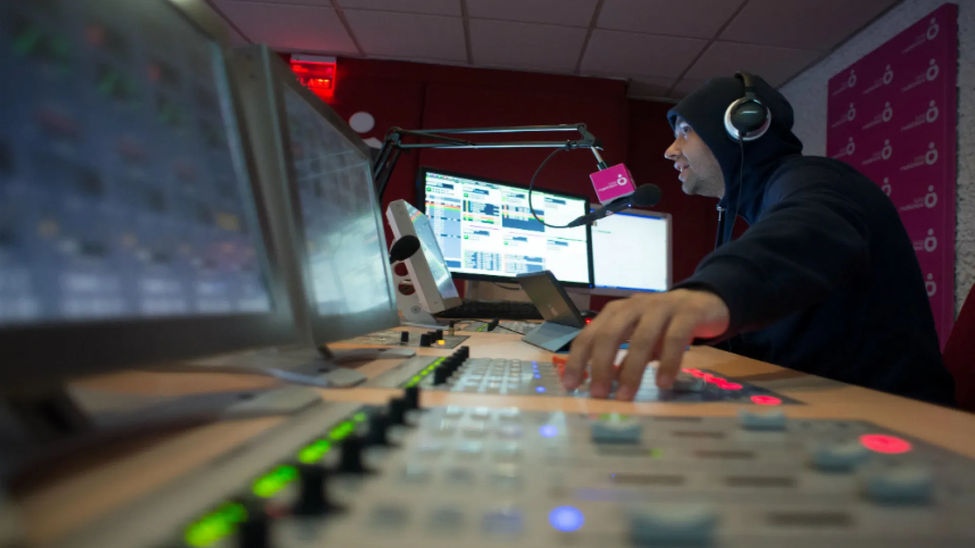 Alvaro Gonzalez Villamarin, "El Profe", en los estudios de Radiónica