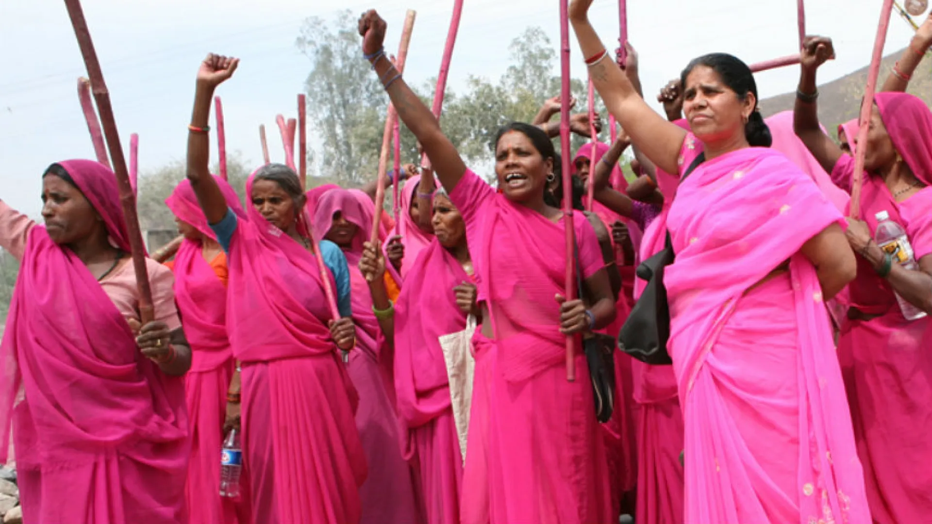 La pandilla Gulabi-Mujeres Rosa