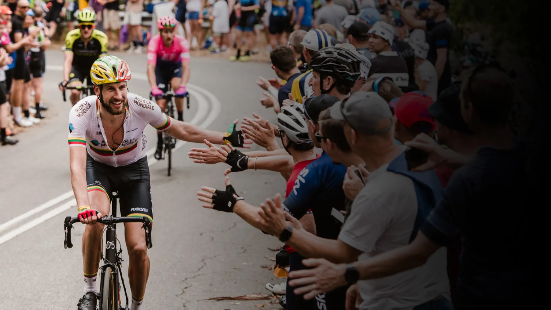 Conoce el equipo que llevará a los colombianos el "Santos Tour" por Señal Colombia