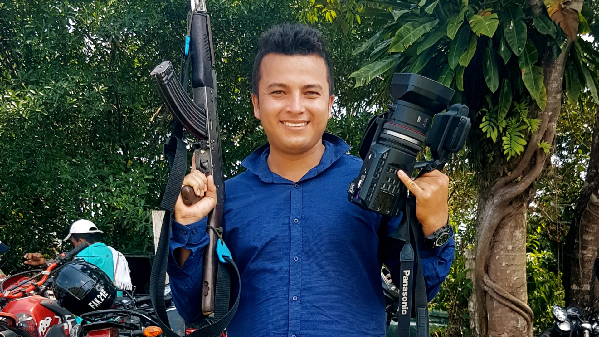 Así se cambia un fusil por una cámara de video