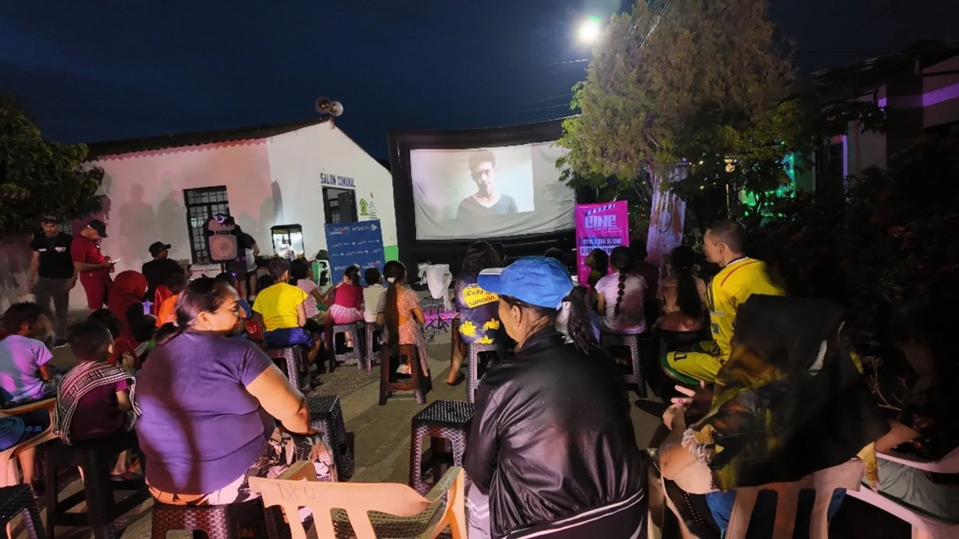 ‘Cine con la gente’ ahora desde el barrio Villa Luz, en Arauca, con lo mejor de RTVCPlay