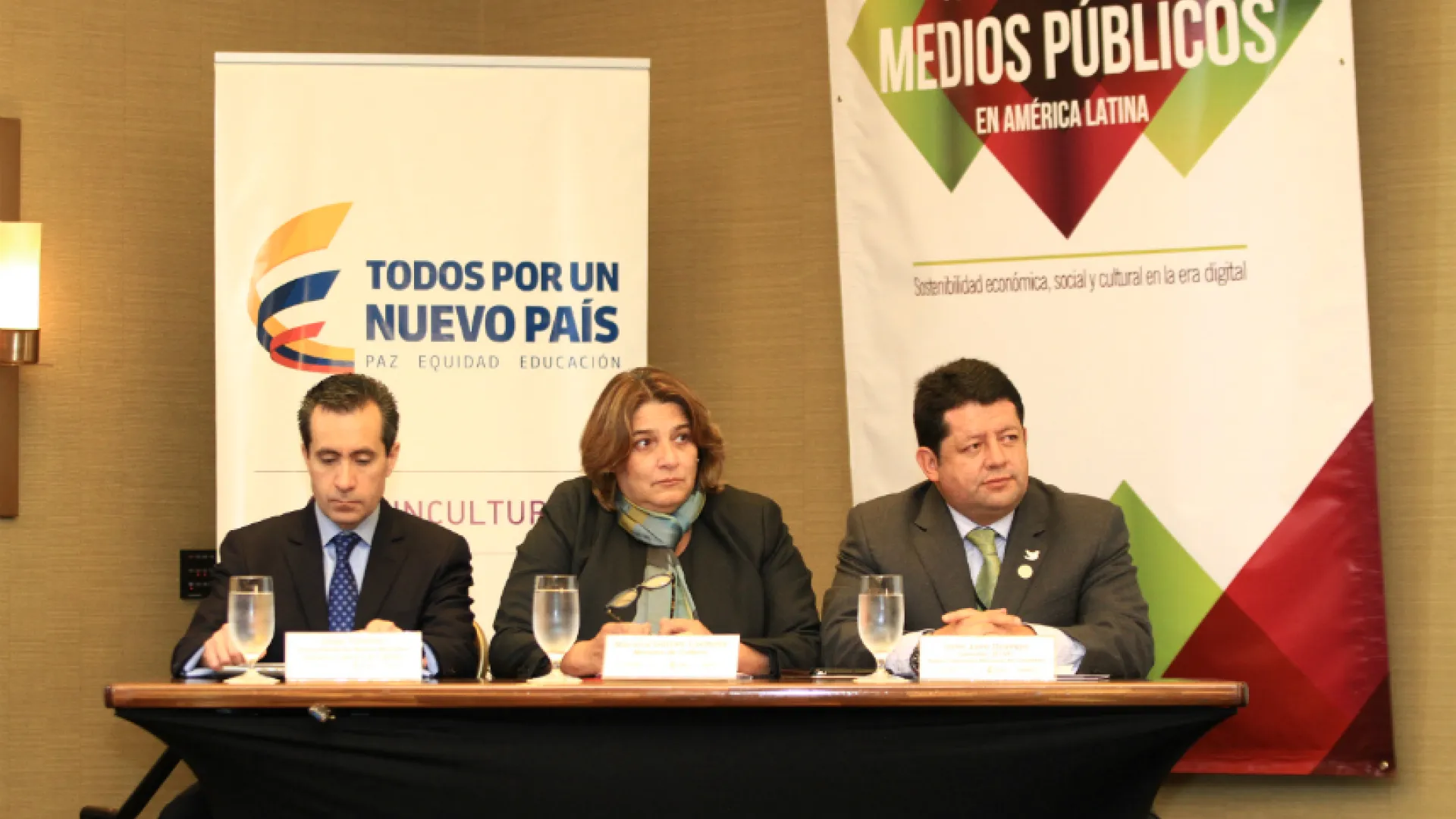 Jorge Familiar, vicepresidente del Banco Mundial para América Latina y el Caribe; Mariana Garcés, Ministra de Cultura y John Jairo Ocampo, gerente de RTVC.