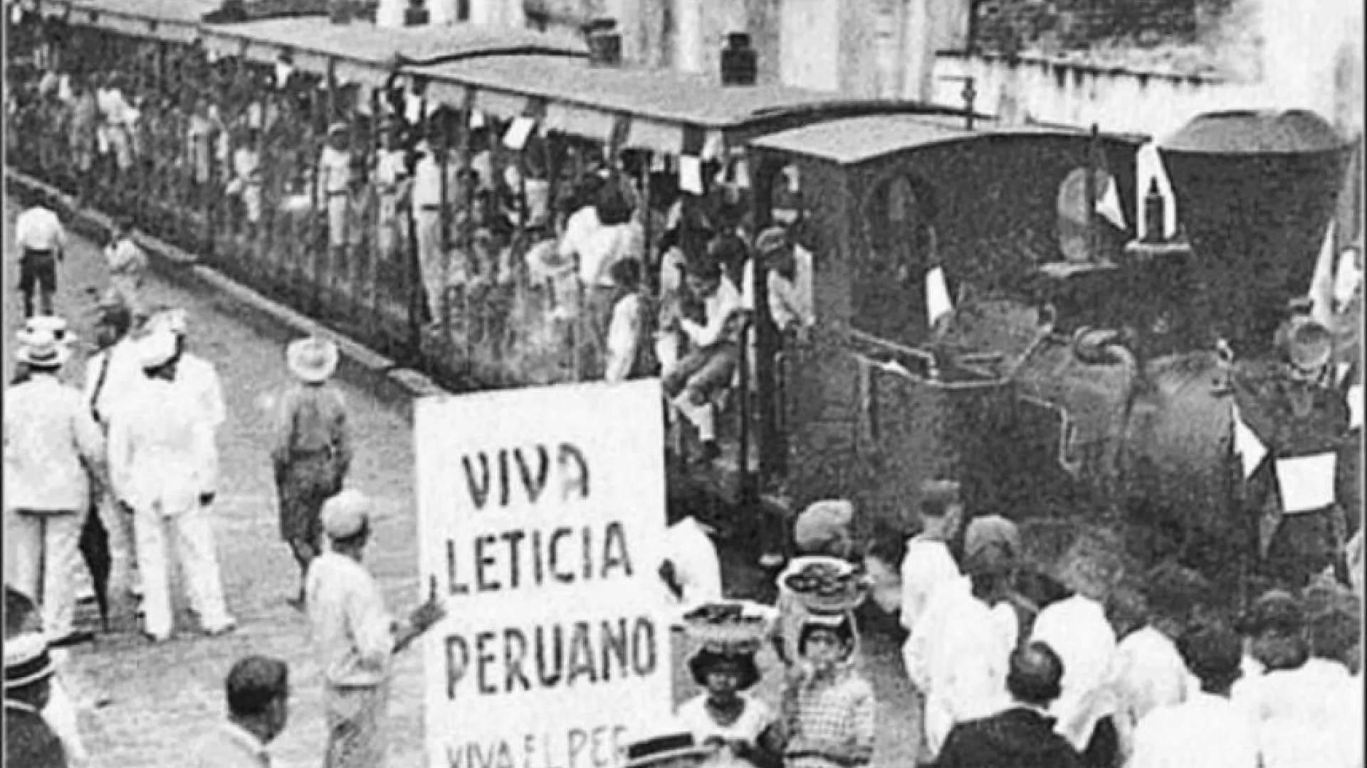 Manifestantes peruanos protestando por la cesión del puerto de Leticia a Colombia.