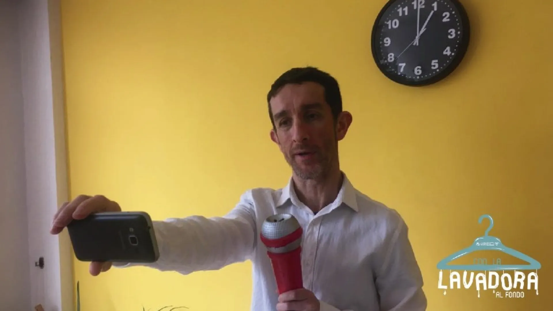 Con la lavadora al fondo Gonzalo Valderrama