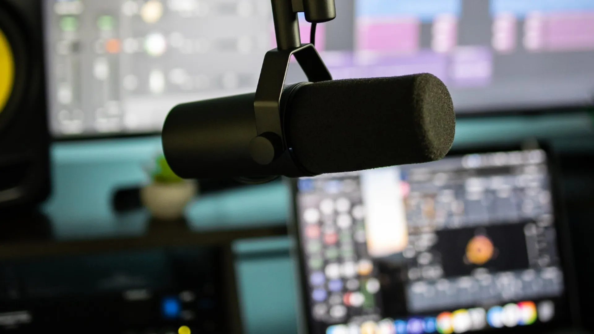 Inscríbete a nuestro Taller al oído 2022 de podcast narrativo: Elijah Merrell / Unsplash