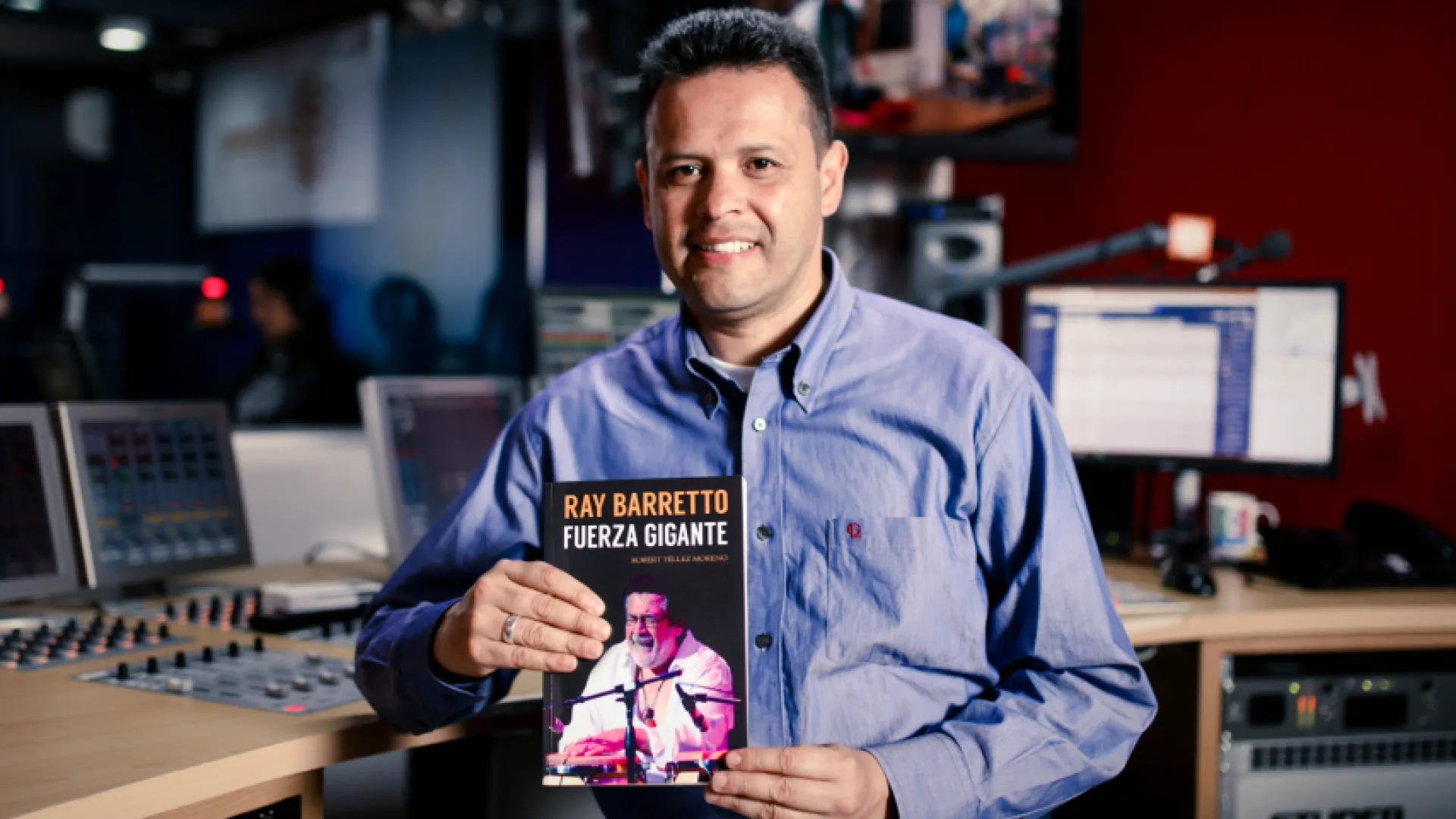 Robert Tellez presenta libro sobre Ray Barreto