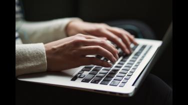 RTVCPlay abre convocatorias para guionistas y realizadores colombianos. Foto: Unsplash