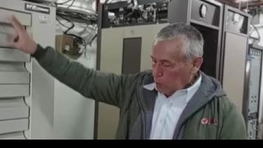 El operador de la antena de RTVC al lado del Nevado del Ruiz