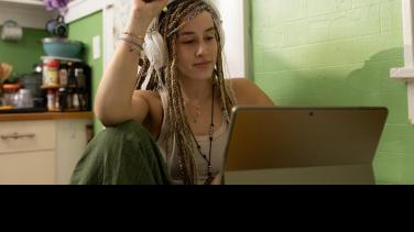 ¿Quieres obtener una beca para formarte en el mundo digital? Canal Institucional te cuenta