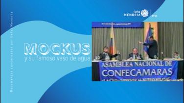 Mockus y su famoso vaso de agua, en el recuerdo de Señal Memoria