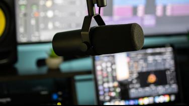 Inscríbete a nuestro Taller al oído 2022 de podcast narrativo: Elijah Merrell / Unsplash