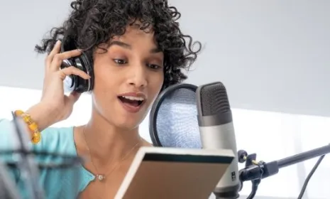 Cómo ganar dinero haciendo un podcast Al Oido