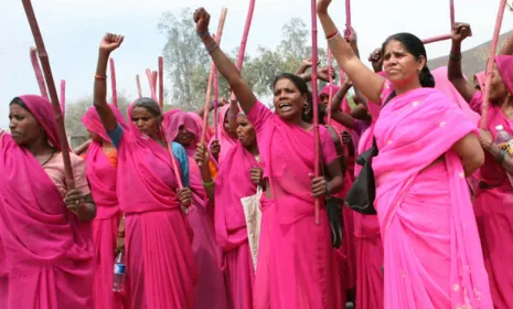 La pandilla Gulabi-Mujeres Rosa