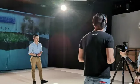 Este mes en la historia, presentador Carlos Mario Diaz Canal Institucional