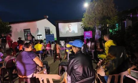 ‘Cine con la gente’ ahora desde el barrio Villa Luz, en Arauca, con lo mejor de RTVCPlay