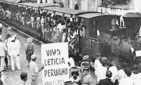 Manifestantes peruanos protestando por la cesión del puerto de Leticia a Colombia.