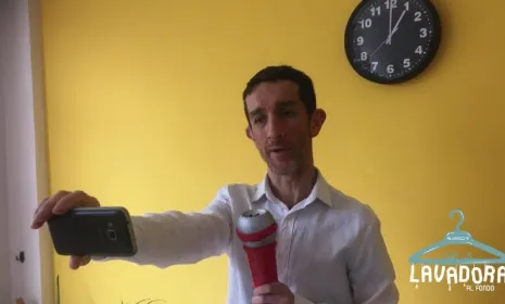 Con la lavadora al fondo Gonzalo Valderrama