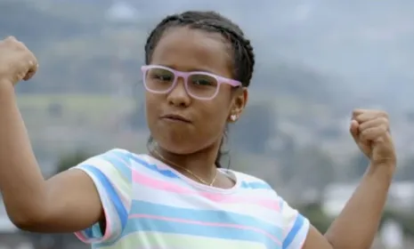 Niña cuento viajero