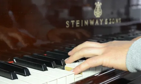 Pianista tocando en los pianos de RTVC