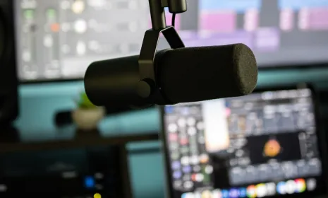 Inscríbete a nuestro Taller al oído 2022 de podcast narrativo: Elijah Merrell / Unsplash