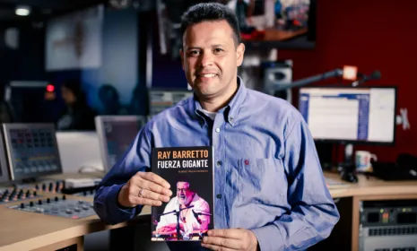 Robert Tellez presenta libro sobre Ray Barreto