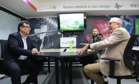 Mientras aumentan los consumidores en EE.UU., Colombia sigue poniendo los muertos: análisis hoy en Noches de Opinión de Señal Colombia