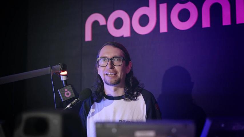 Multiverso Radiónica: conexiones culturales con sonidos y acentos juveniles