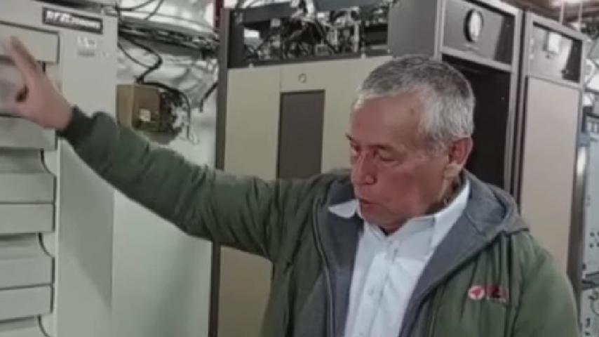 El operador de la antena de RTVC al lado del Nevado del Ruiz