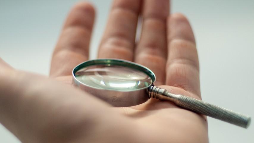 Lupa-mano-rtvc transparencia