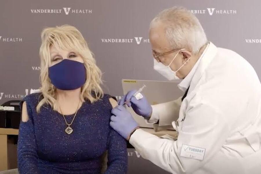 Dolly Parton vacunándose 