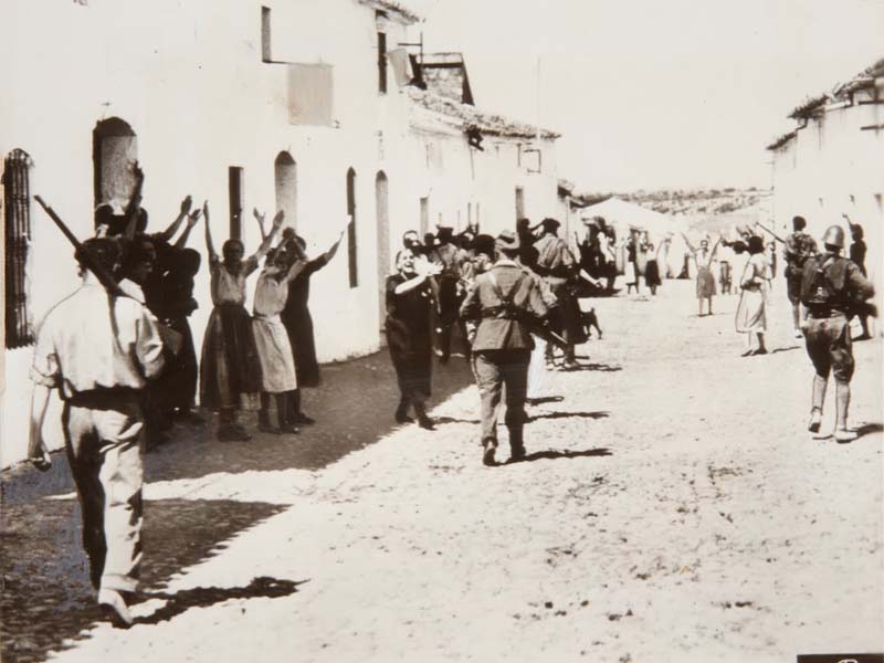 La caída del Franquismo; españoles celebran hundimiento del régimen