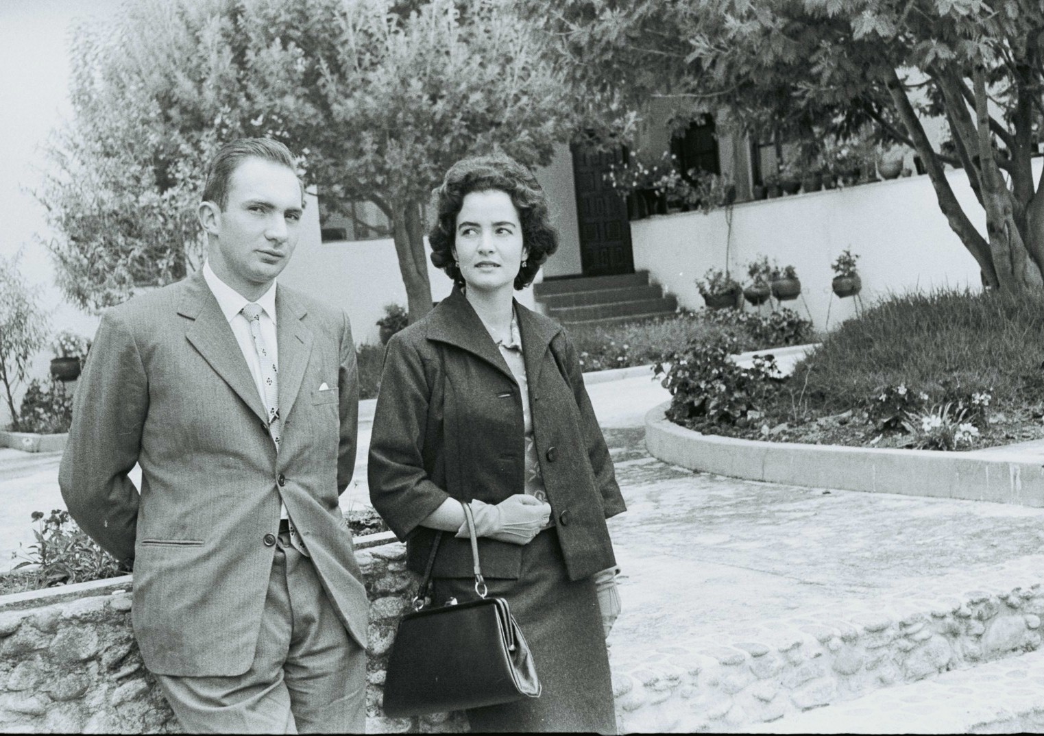 Un hombre y una mujer aparecen en un lugar de campo, de paseo, en blanco y negro. foto antigua