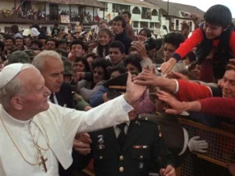Juan Pablo II junto a víctimas de Armero